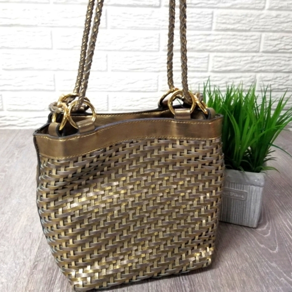 Gold metallic bucket tote - Picture 3 of 10